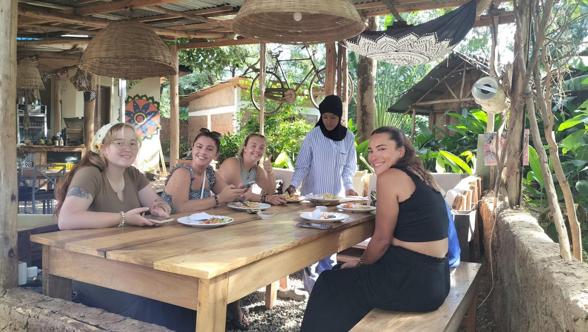 מושי Backyard Hostel מראה חיצוני תמונה